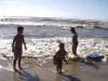 Família aproveita o verão reunida na praia