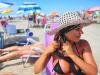 A empresária Miriam Jacobus enfeitou o chapéu de praia com um lenço colorido