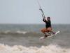 Muitos dos adeptos são surfistas, já que o kitesurfe preenche uma lacuna. Nos dias em que o vento está forte, as ondas não são boas para as manobras nas pranchas. Aí, entra a pipa para proporcionar ao praticante o privilégio de escolher a melhor onda
