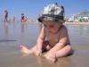 Entre uma ida e outra à praia o Théo sempre acha uma dinda para refrescá-lo