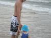 O pai Carlos Eduardo com seu filho Bernardo na praia de Torres