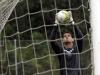 Disputa entre goleiro e atacante na final do Muso do Gauchão