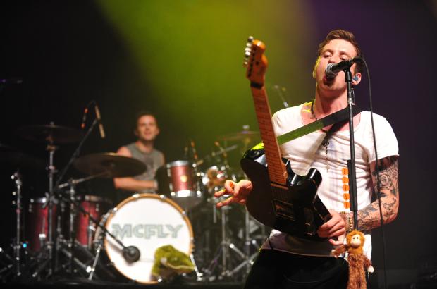 No último show da turnê no Brasil, McFly contagia adolescentes na Capital Diego Vara/