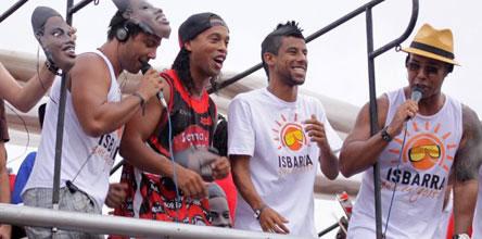 Flamenguista lança "Disque-Dentuço" para vigiar noitadas de Ronaldinho Adilson Lucas, AgNews / Flamenguista lança "Disque-Dentuço" para vigiar noitadas de Ronaldinho Adilson Lucas, AgNews /