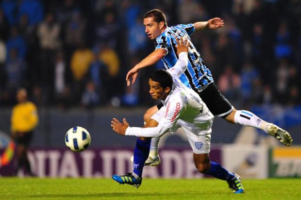 Grêmio joga mal, mas consegue empatar em 2 a 2 com o Avaí no Olímpico Diego Vara/ Grêmio joga mal, mas consegue empatar em 2 a 2 com o Avaí no Olímpico Diego Vara/