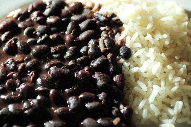 Entenda por que comer arroz e feijão faz bem à saúde  Fernando Gomes/Agencia RBS