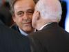 Antes do começo do sorteio, o presidente da UEFA Michel Platini cumprimenta o ex-presidente da FIFA João Havelange