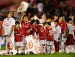 Crianças entram em campo com os jogadores - 31/08/2011