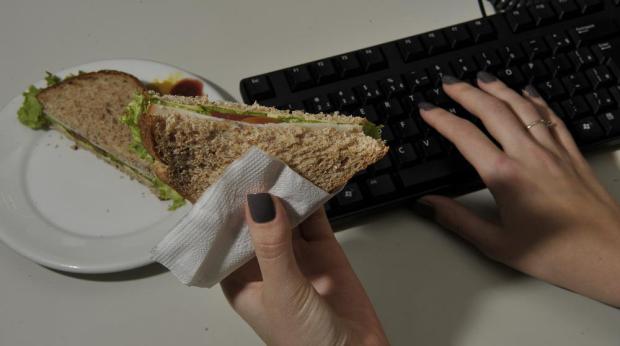 Comer na mesa de trabalho pode significar risco à saúde Genaro Joner/Agencia RBS Comer na mesa de trabalho pode significar risco à saúde Genaro Joner/Agencia RBS