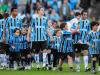 Edcarlos, Adilson e Escudero entram em campo com as crianças