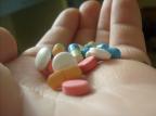 Riscos da automedicação: analgésicos em excesso podem piorar a dor de cabeça Stock Photos/