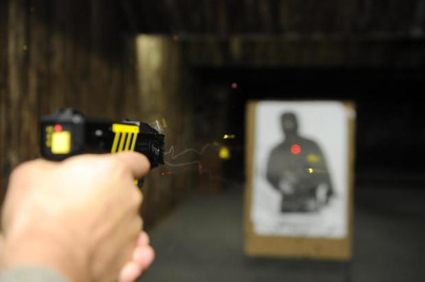 Homem é imobilizado com pistola Taser após filho adolescente ser flagrado dirigindo em Chapecó Claudio Vaz/Agencia RBS