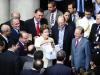 Durante a passagem pelo Piratini, Dilma ganhou um par de sapatos para o neto Gabriel, de um ano