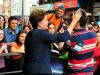 A presidente Dilma Rousseff cumprimentou o público na saída do hotel