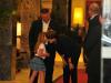 Na saída do hotel, Dilma conversou com menina que veio cumprimentá-la