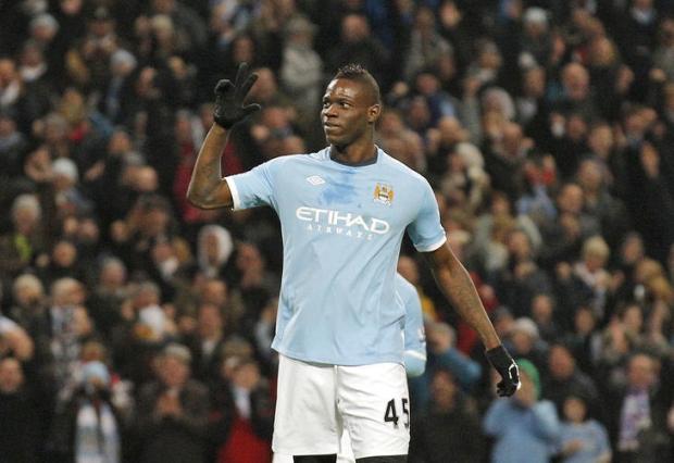 Balotelli quer mais 18 meses de Manchester City Jon Super/AP Balotelli quer mais 18 meses de Manchester City Jon Super/AP