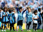 Crianças entram em campo com os jogadores - 30/10/2011