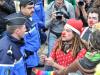 Um manifestante entrega uma flor para um policial durante protesto contra a cúpula do G-20, que começou a debater a crise econômica na zona do euro nesta quinta-feira (03/11/2011)