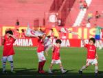 Crianças entram em campo com os jogadores - 06/11/2011