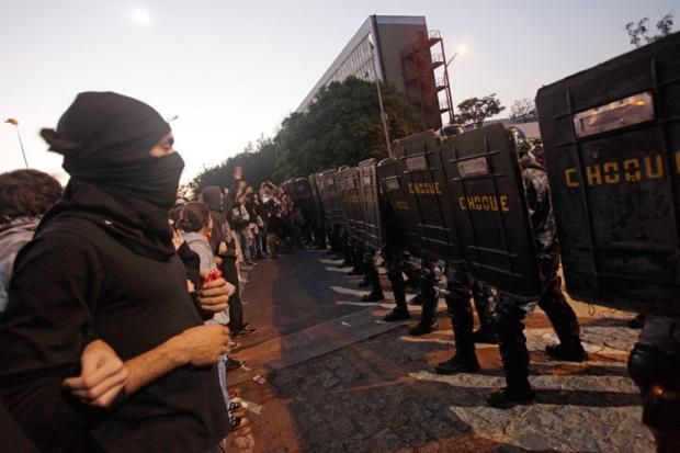 Durante reintegração de posse da USP, 70 estudantes são detidos NELSON ANTOINE/FOTOARENA/AE/