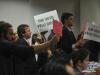 Durante a sessão, estudantes protestaram com cartões vermelhos, nariz de palhaço e faixas