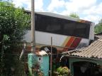 Ônibus desgovernado invade casa em Santa Rosa  Deise Froelich/
