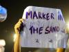 Com cartazes, fãs pediram para que a banda tocasse músicas como Marker In The Sand, um hit grunge
