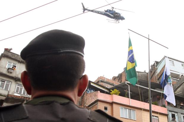 No primeiro dia de operação 
em favelas, polícia prende quatro e apreende 15 fuzis LUIZA CASTRO / 
AFP/