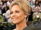 Charlize Theron diz que está solteira pela primeira vez desde os 19 anos AP / Charlize Theron diz que está solteira pela primeira vez desde os 19 anos AP /