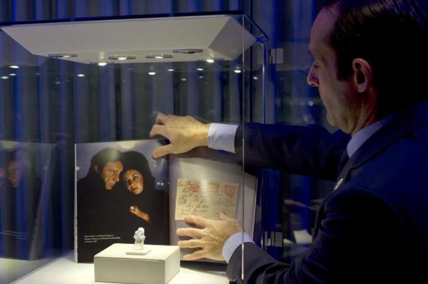Parte da coleção de Liz Taylor será leiloada exclusivamente na internet FRED DUFOUR/AFP