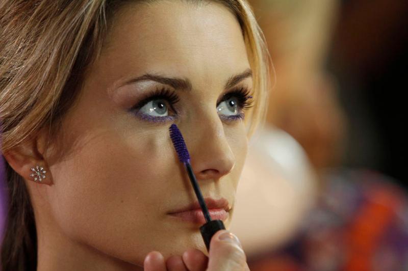 O Lápis Contorno de Olhos Lilac Modern pode ser usado para completar o desenho dos olhos na parte inferior. Na parte superior dos cílios, o Lápis Retrátil Marrom ajudará a destacar o olhar. Para fechar com chave de ouro, duas camadas da Máscara Mastercils 3D Volume nos cílios superiores e uma camada de Máscara Special Colors Violet nos inferiores:imagem 2