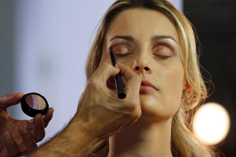 Olhos: Comece com o tom mais claro do trio da Sombra Baked Caramel Disc. Ilumine a área próxima à sobrancelha e acima da linha côncavo. O bronze, tom intermediário do trio, pode ser aplicando em toda pálpebra móvel - da linha dos cílios superiores até a linha do côncavo:imagem 3