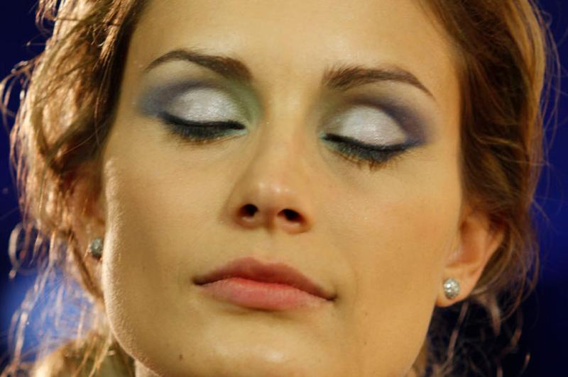 O tom intermediário de azul do trio da Sombra Baked Navy Disc, aplicado na linha do côncavo, do meio para o final dos olhos, dará o efeito de profundidade. Para dar um acabamento legal, a dica é aplicar a cor mais escura do mesmo trio no canto externo dos olhos:imagem 2