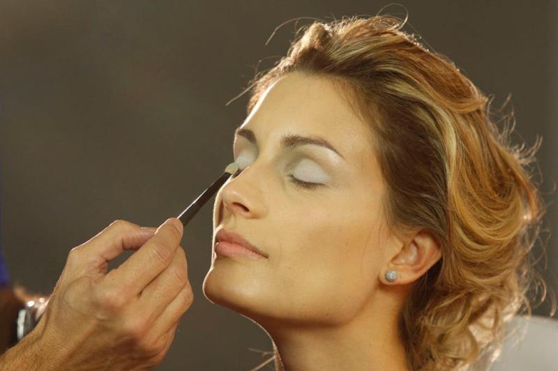 Olhos: O verde mais claro da Palette é uma ótima opção para iluminar o canto interno dos olhos. Já a sombra iluminadora da Palette pode ser usada na área próxima à sobrancelha, acima da linha do côncavo:imagem 3