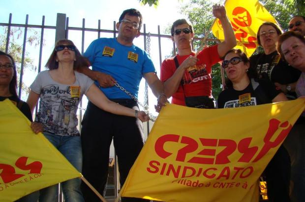 Professores estaduais se acorrentam em grades para protestar em Santana do Livramento Miguel Araújo/Especial Professores estaduais se acorrentam em grades para protestar em Santana do Livramento Miguel Araújo/Especial
