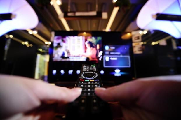 Acesso à internet pela TV revoluciona a relação entre o telespectador e o aparelho Diego Vara/Agencia RBS Acesso à internet pela TV revoluciona a relação entre o telespectador e o aparelho Diego Vara/Agencia RBS