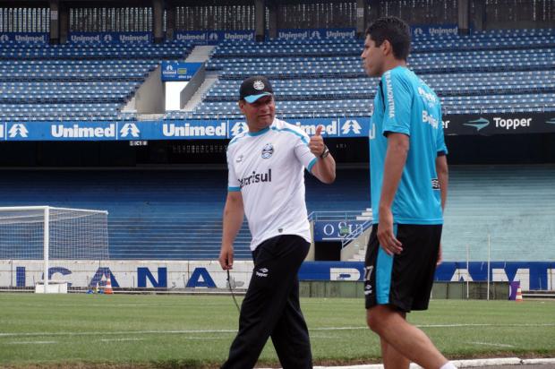 Aos gritos de "fica", Roth assiste ao coletivo entre reservas e juniores Adriano de Carvalho /