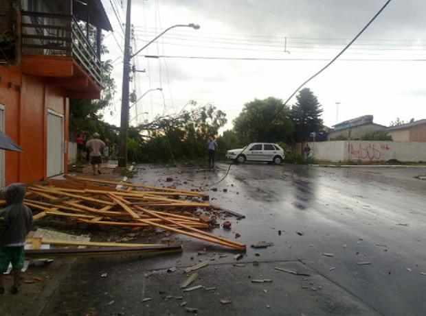 AO VIVO: queda de árvore interrompe funcionamento do trensurb entre Esteio e Sapucaia do Sul Ricardo Duarte, Arquivo Pessoal/ AO VIVO: queda de árvore interrompe funcionamento do trensurb entre Esteio e Sapucaia do Sul Ricardo Duarte, Arquivo Pessoal/