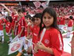 Crianças entram em campo no Gre-Nal - 04/12/2011