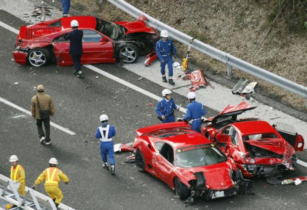 FOTO: dez pessoas ficam feridas após 14 carros de luxo se envolverem em acidente no Japão Kyodo News/AP