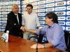 De camisa azul, ao lado do presidente Paulo Odone, Caio Júnior foi apresentado oficialmente na segunda-feira (05/12/2011) técnico do Tricolor