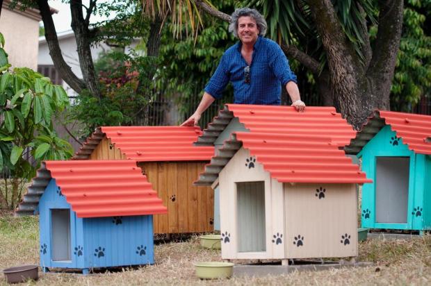 Com casinhas de cachorro em praça no bairro Glória, designer discute proteção aos animais Tárlis Schneider/Agencia RBS