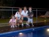 O meia do Internacional posou para foto com a mulher e os dois filhos