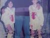 Aos 10 anos, D'Alessandro (D) aparece ao lado do técnico Aníbal Gómez Tori, que iniciou o garoto talentoso no futebol desde os quatro anos