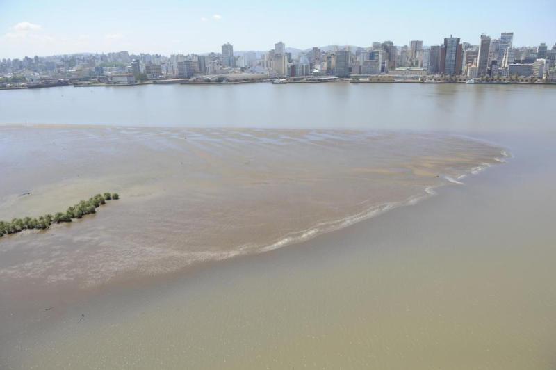 Proprietários de barcos turísticos têm reclamado da dificuldade de navegação causada pelo baixo nível das águas :imagem 2
