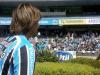 Marcelo Moreno joga bolas e brindes para a torcida