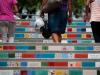 Outros azulejos que enfeitam a escadaria receberam trechos de entrevistas que a artista fez com os moradores dos prédios que ladeiam o local