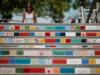 Em alguns dos azulejos que revestem a escadaria, Clarissa escreveu frases de Carlos Drummond de Andrade, Paulo Leminski, Erasmo Carlos e Rita Lee
