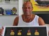 Paixão exibe medalhas de conquistas em sua casa