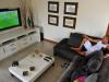 Paixão curte o sofá em sua residência na Capital